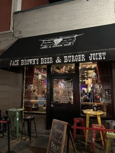 Jack Brown's Beer & Burger Joint Roanoke 잭 브라운 맥주 버거 로어노크 버지니아 로어노크 햄버거 맥주 전문점 210 B Market St SE, Roanoke, VA 24011 https://www.jackbrownsjoint.com/locations/roanoke/