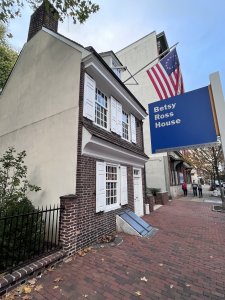 Betsy Ross House 베시 로스가 미국 성조기를 처음 만든 곳으로 전해지는 건물 239 Arch St, Philadelphia, PA 19106 (215) 629-4026 http://historicphiladelphia.org/what-to-see/